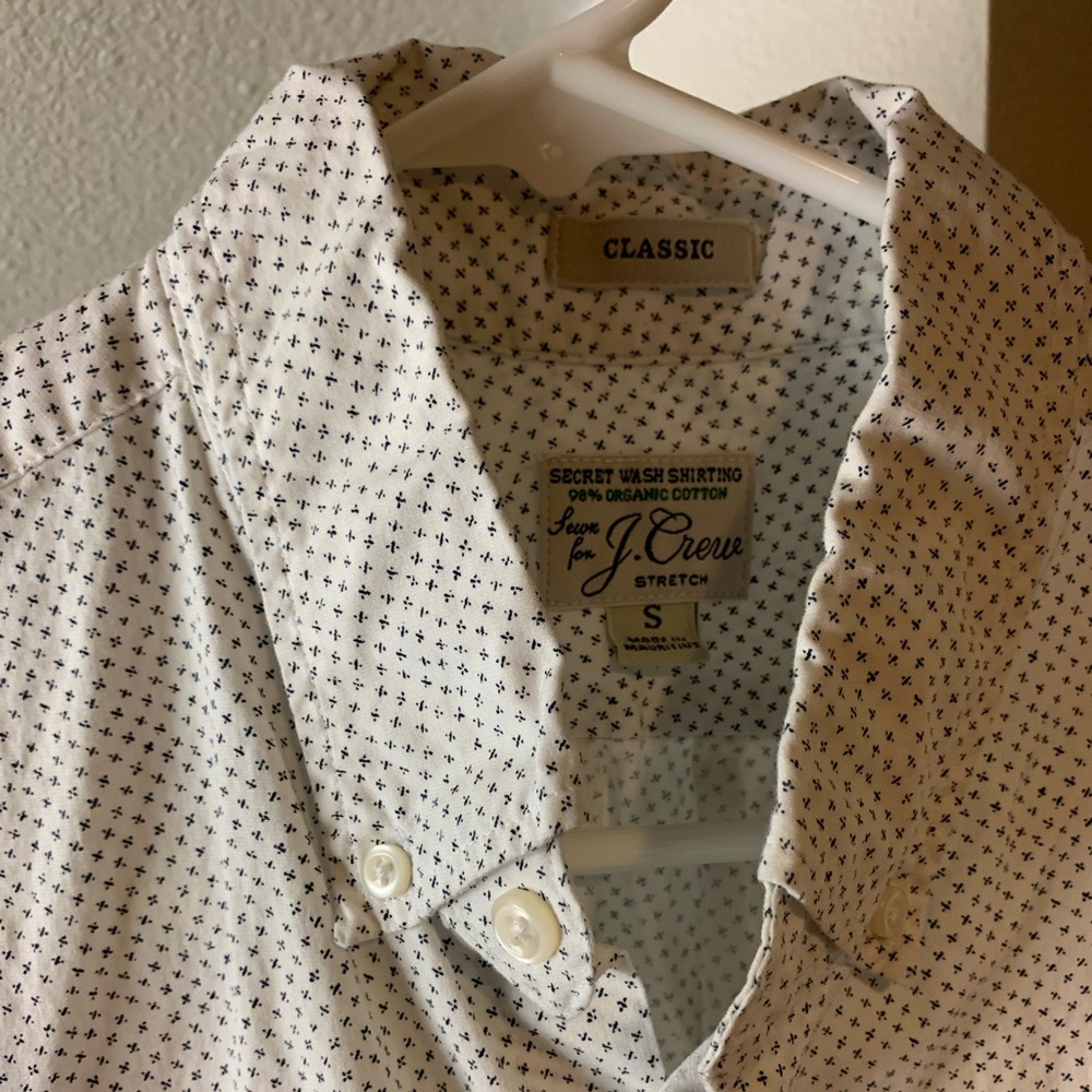 J Crew men’s shirt sleeve button up shirt. White with small black design. Size S